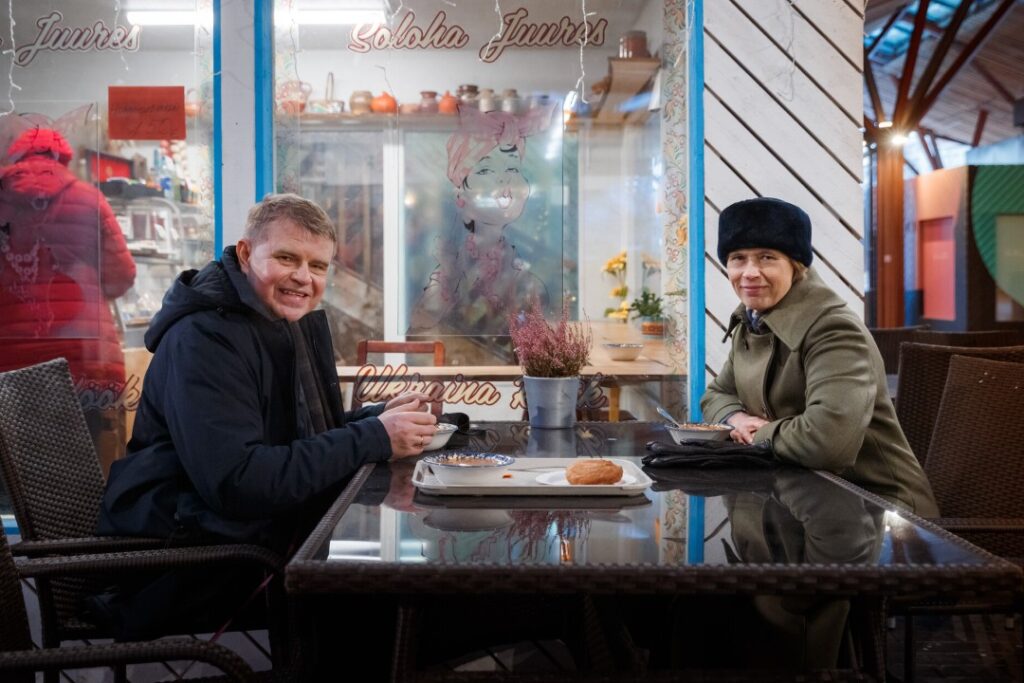 Kersti Kaljulaid sööb Andrus Kivirähkiga Balti Jaama turul suppi